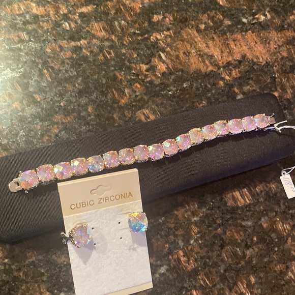 Iridescent bracelet and earrings - Picture 2 of 3